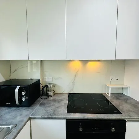 White 1-bdr Agyos Tychonas