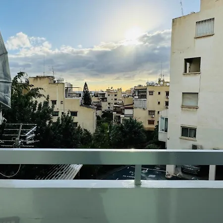 White 1-bdr Agyos Tychonas Apartamento