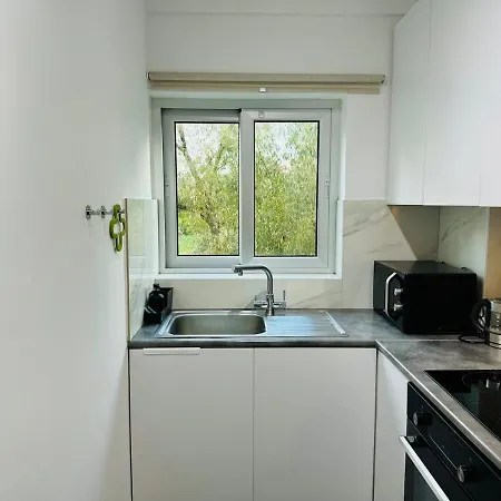 White 1-bdr Agyos Tychonas * Lemesos