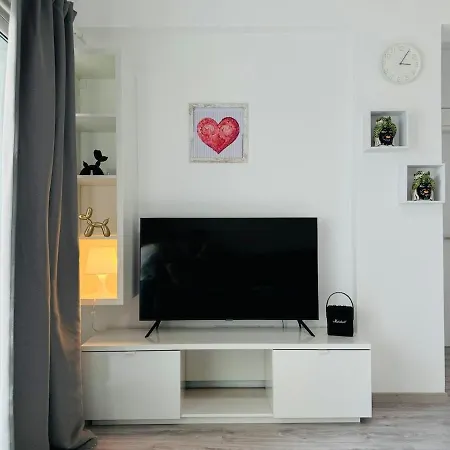 White 1-bdr Agyos Tychonas