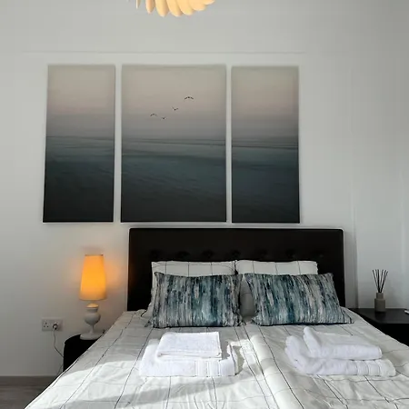 White 1-bdr Agyos Tychonas