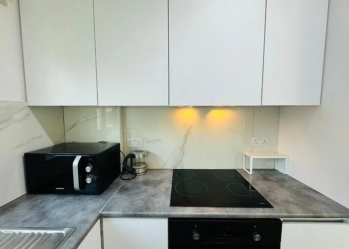 White 1-bdr Agyos Tychonas